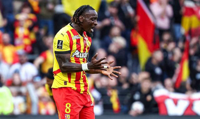 何谓电枢反应?电枢反应对气隙磁场有何影响?